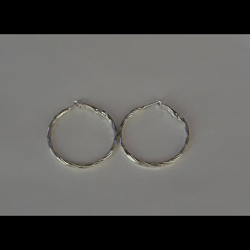✨Round Silver Hoop✨ - Picture 3 of 6